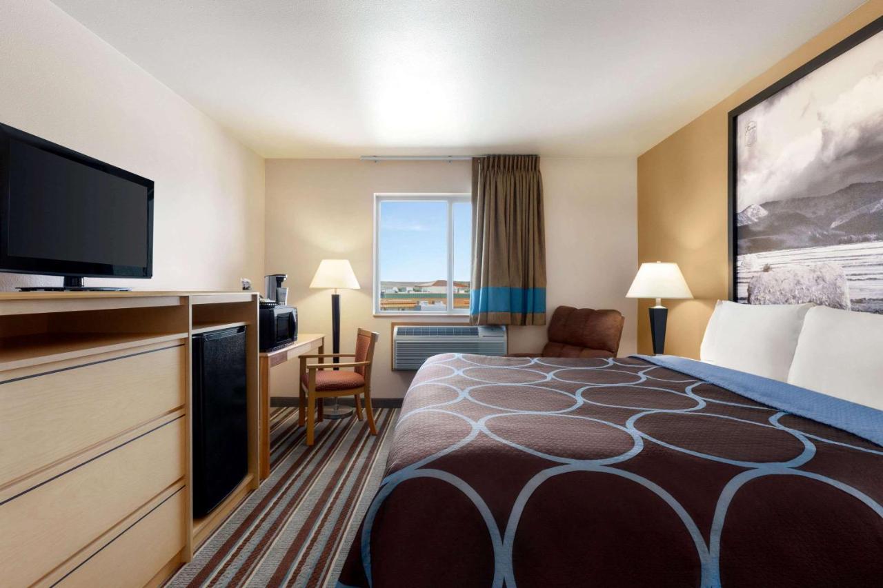 Super 8 by Wyndham Big Timber Motel Bagian luar foto