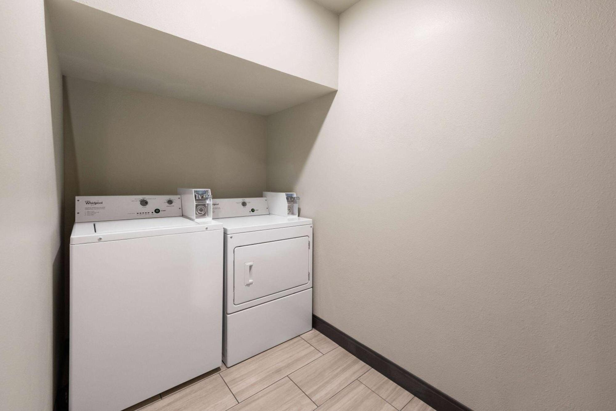 Super 8 by Wyndham Big Timber Motel Bagian luar foto