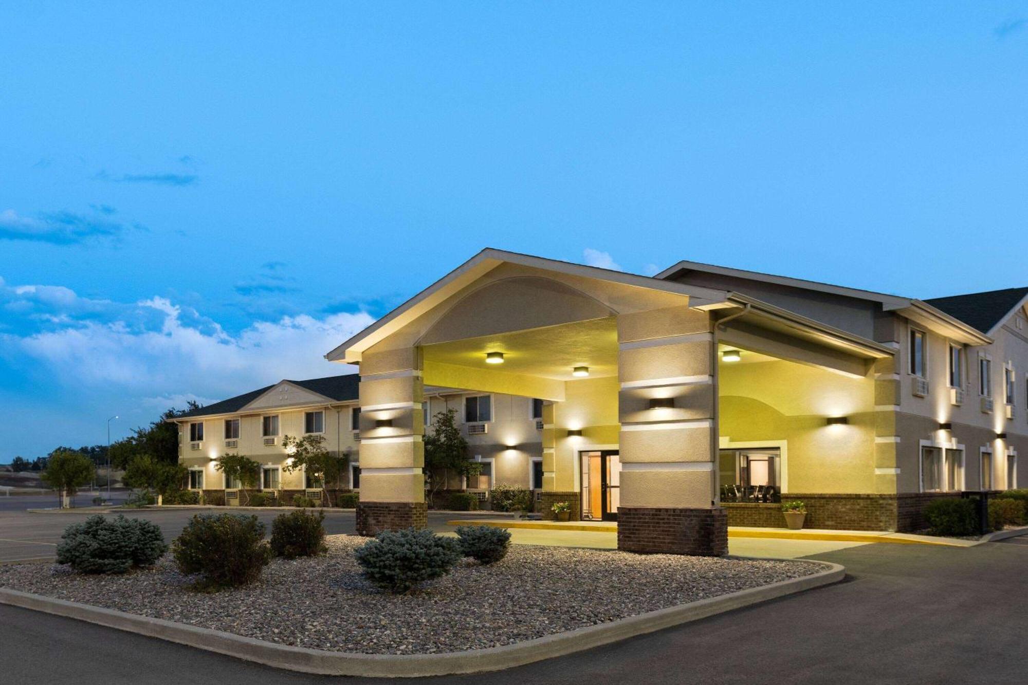 Super 8 by Wyndham Big Timber Motel Bagian luar foto