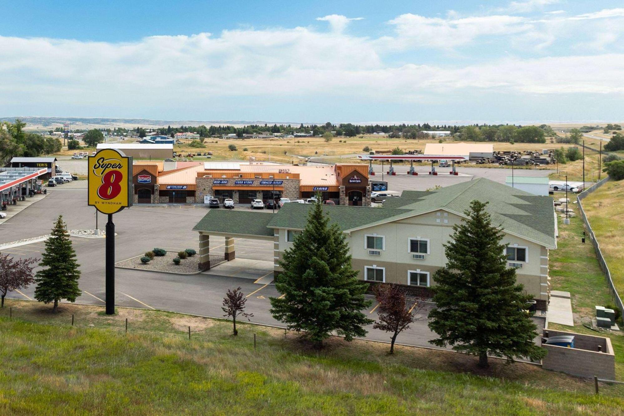 Super 8 by Wyndham Big Timber Motel Bagian luar foto