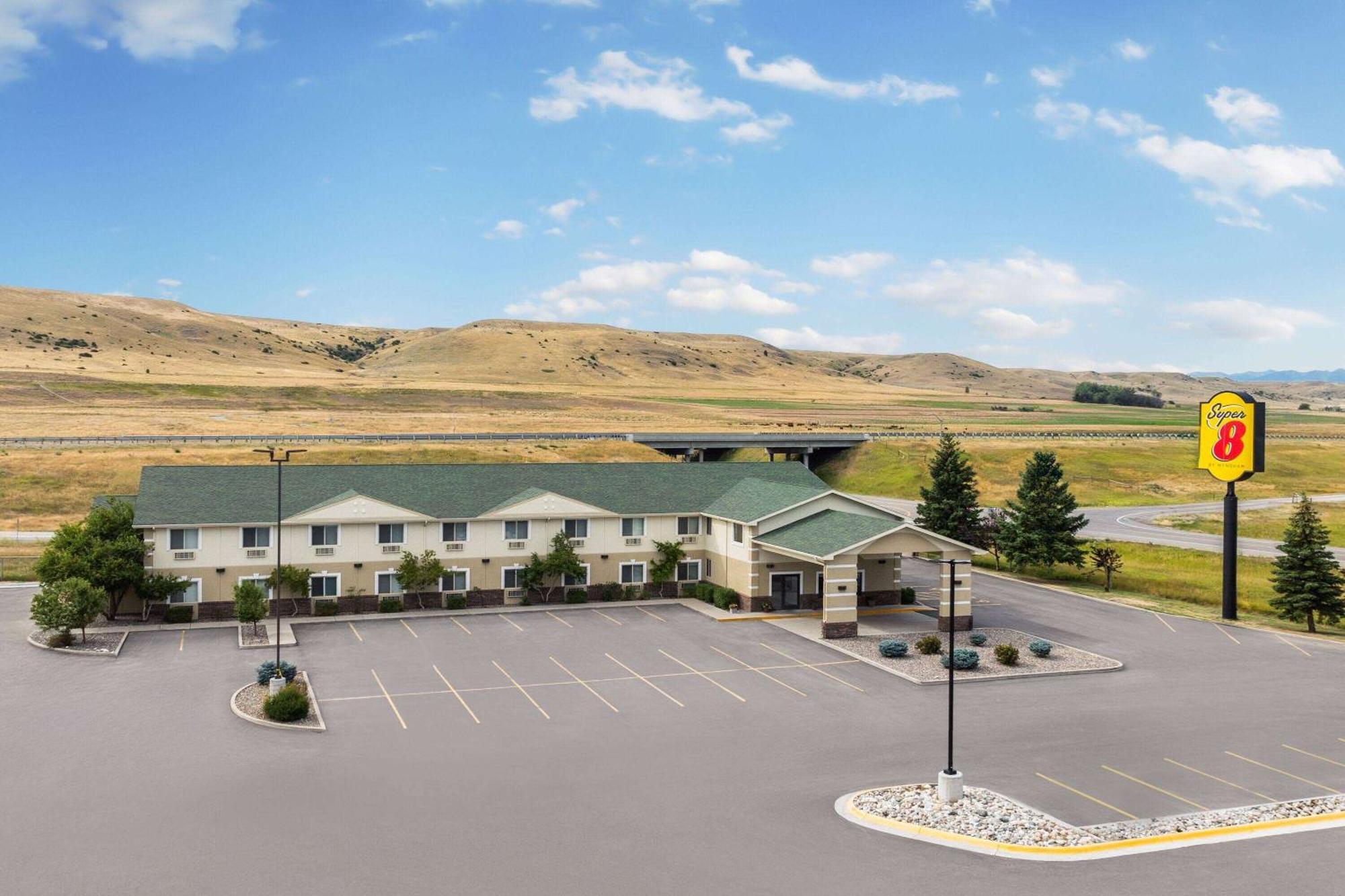 Super 8 by Wyndham Big Timber Motel Bagian luar foto